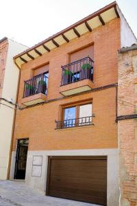 un edificio de ladrillo con garaje y 2 balcones en vallespin 43-1 - céntrico, parking, wifi, en Ávila