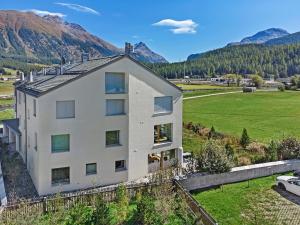 an aerial view of a house with mountains in the background at Abitaziun Bellaval 1A - Celerina in Celerina