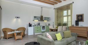 sala de estar con sofá y cocina en Spacious Studio Apartment in the heart of Old Town, en Tallin