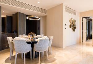 una sala da pranzo con tavolo e sedie neri di Maison Privee - Luxury Sea View Apt in FIVE Resort on The Palm a Dubai