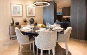 comedor con mesa negra y sillas en Maison Privee - Luxury Sea View Apt in FIVE Resort on The Palm, en Dubái