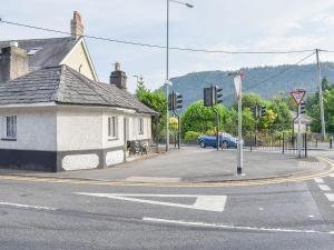 an intersection of an intersection with a street with a traffic light at Bryn Amlwg in Llanrwst