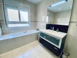 Kúpeľňa v ubytovaní Bright Beach House Grupo AC Gestion