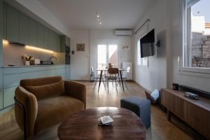 een woonkamer met een bank en een tafel bij The Nest Athens in Athene
