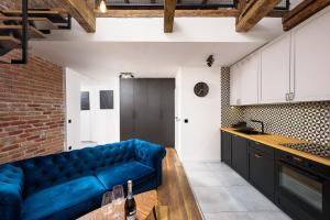 salon z niebieską kanapą w kuchni w obiekcie Apartamenty Piotrkowska 37 Loft w Centrum Łodzi Klimatyzacja w Łodzi