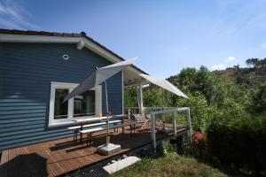 una terrazza con tavolo da picnic e ombrellone di Werkmeisters Hütte a Sankt Andreasberg