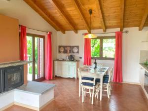 Fotografia z galérie ubytovania Beata Rose Ferienwohnung (DG) mit Pool v destinácii Colico