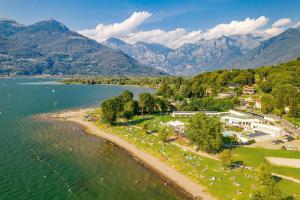 eine Luftansicht auf einen Strand mit Bergen im Hintergrund in der Unterkunft Bellavista B Garten-Appartement mit Pool in Colico