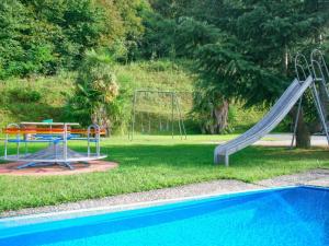 Bazén v ubytovaní Carlo B Garten Ferienwohnung EG alebo v jeho blízkosti + 12 fotografií