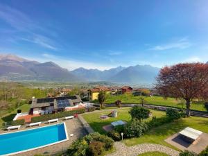 una vista aerea di una casa con piscina e montagne di Bellavista II Panorama Ferienwohnung mit Pool OG DG a Colico