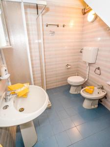 bagno con lavandino e servizi igienici di Vento Breva Garten Ferienwohnung a Domaso