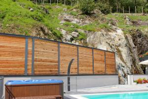 Bazén v ubytování Dascio Paradise Ferienwohnung mit Dachterrasse am See nebo v jeho okolí