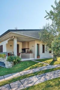 une maison avec un jardin devant dans l'établissement Domus Felix Ferienhaus, à San Felice del Benaco