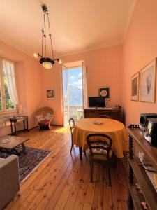 a living room with a table with a yellow table cloth at San Giusto I Villen-Ferienwohnung (EG) in Menaggio