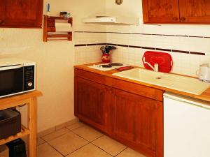 a kitchen with a sink and a microwave at Studio Les Orres, 1 pièce, 4 personnes - FR-1-322-439 in Les Orres