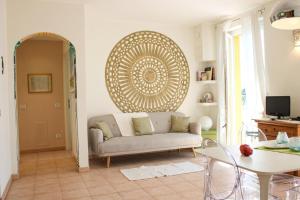 ein Wohnzimmer mit einem Sofa und einem Tisch in der Unterkunft Nido di Veronica See-Ferienwohnung in Bellano