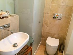 a bathroom with a sink and a toilet and a shower at Nido di Veronica See-Ferienwohnung in Bellano