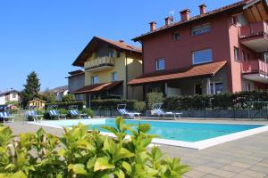 een resort met een zwembad voor een gebouw bij Rose Gialla Pastella Terrassen Ferienwohnung OG in Colico