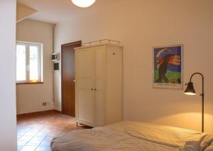 1 dormitorio con 1 cama y armario blanco en Lovely Cecilia, en San Siro