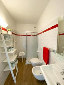 y baño con ducha, aseo y lavamanos. en Miralago Giardino EG-Ferienwohnung, en Gravedona