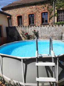2 sillas sentadas junto a una piscina en Logement Confortable dans résidence privée, en Amplepuis