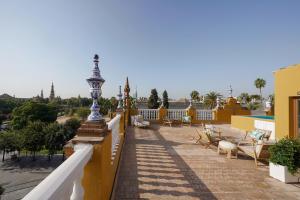 een balkon met een straatlicht op een gebouw bij numa I Prestigio Apartments in Sevilla