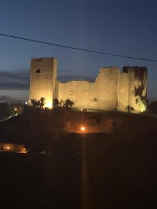 a large castle is lit up at night at La Conchiglia in Scarlino