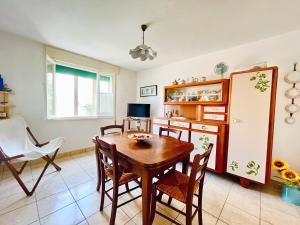 cocina y comedor con mesa y sillas en A Casa di Paola, en Adria