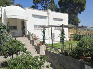A garden outside La Mouette di Nico