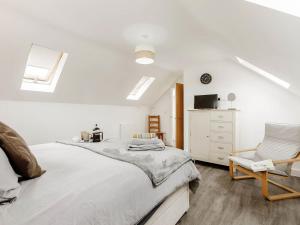 Un pat sau paturi într-o cameră la Lilac Lodge