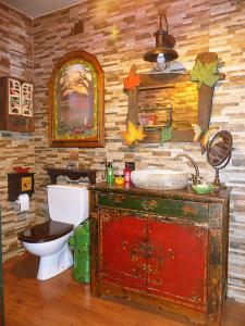 a bathroom with a sink and a toilet at Hobbiton. Chalet de ensueño en la Sierra de Madrid. in Boalo