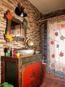 een keuken met een oude houten wastafel en herfstbladeren bij Hobbiton. Chalet de ensueño en la Sierra de Madrid. in Boalo