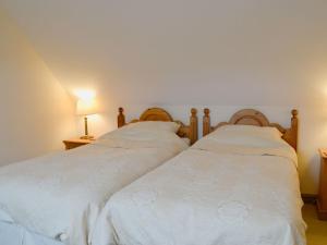 dos camas sentadas una al lado de la otra en un dormitorio en Bridge Street Close, en Cockermouth