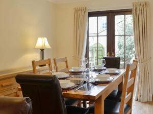 comedor con mesa de madera y sillas en Bridge Street Close, en Cockermouth