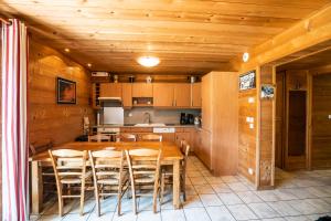 eine Küche mit einem Holztisch und Stühlen in der Unterkunft Igloo - Appartement 9 pers - Chatel Reservation in Châtel