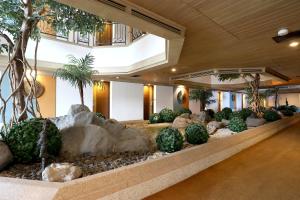 een grote lobby met een grote rotstuin bij Bangkok Hotel Lotus Sukhumvit 33 by Compass Hospitality in Bangkok