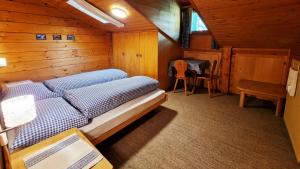 サースフェーにあるChalet La Sapinièreの木造キャビン内のベッド1台が備わるベッドルーム1室を利用します。