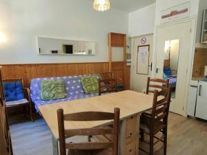 コトレにあるAppartement Cauterets, 3 pièces, 4 personnes - FR-1-234-139のテーブルと椅子、キッチンが備わる客室です。