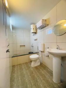 łazienka z toaletą i umywalką w obiekcie Villa Bordeaux w mieście Puducherry