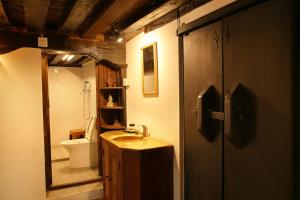 帕坦的住宿－Newa Chen Historic House UNESCO，一间带水槽和卫生间的浴室
