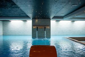 a swimming pool with a large blue and white tub at Tivoli Hotel in Copenhagen