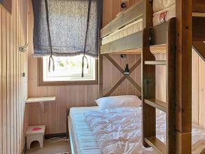 niewielka sypialnia z łóżkiem piętrowym i oknem w obiekcie Holiday home RAULAND IV w mieście Rauland