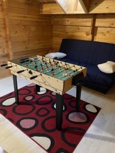 um tabuleiro de xadrez numa mesa numa sala de estar em Chalet L'Abitiz em Puyvalador