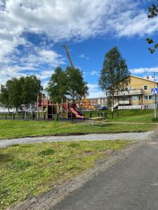 Herní místnost nebo prostor pro děti v ubytování Frost Longstay Sundellsgatan 3 H
