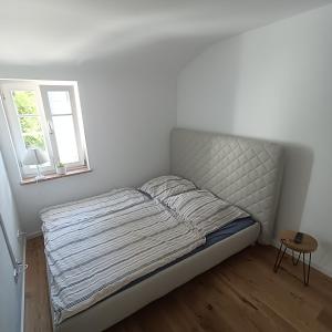 a bed in a white room with a window at Apartments & möblierte Zimmer in Kahl am Main, Self-Check-In, W-Lan, Küchenzeile für Selbstversorgung, PKW-Platz in Kahl am Main +77 photos