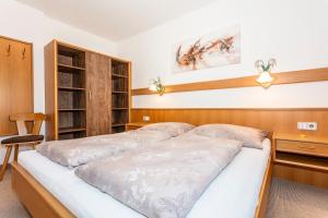 Łóżko lub łóżka w pokoju w obiekcie Apartment Hintermaisalm