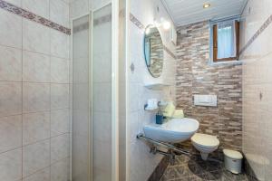łazienka z umywalką i toaletą w obiekcie Apartment Hintermaisalm w Saalbach Hinterglemm +12 zdjęć