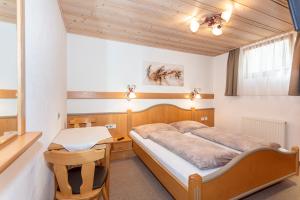 sypialnia z łóżkiem i biurkiem w obiekcie Apartment Hintermaisalm w Saalbach Hinterglemm