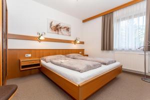 sypialnia z łóżkiem w pokoju w obiekcie Apartment Hintermaisalm w Saalbach Hinterglemm