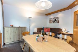 comedor con mesa y sofá en Apartment Hintermaisalm en Saalbach Hinterglemm